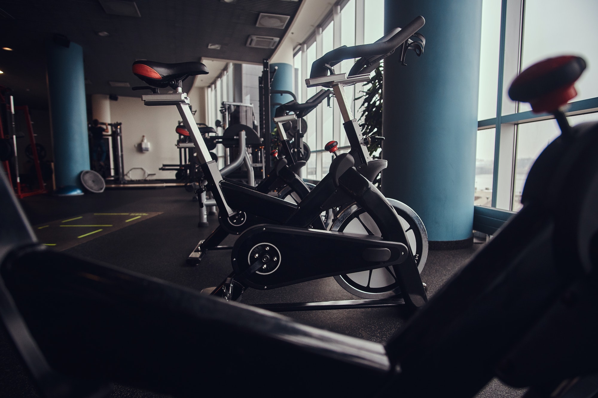 Esporte, fitness, saúde. Bicicletas ergométricas na academia